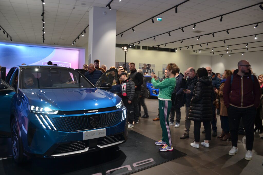 Preview Nuovo Peugeot E-3008 Autouno Casoria Napoli