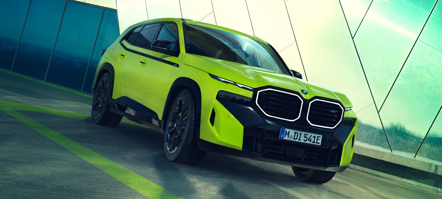 Noleggio lungo termine BMW XM Napoli.  Alte prestazioni