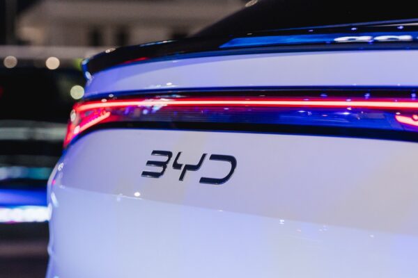Vehicle to Load: quando la tua BYD alimenta il mondo intorno a te
